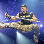 Bruce Dickinson, vocalista da banda Iron Maiden, em um show em Cingapura em 2013 (picture alliance/ANN / The Straits Time)