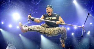 Bruce Dickinson, vocalista da banda Iron Maiden, em um show em Cingapura em 2013 (picture alliance/ANN / The Straits Time)