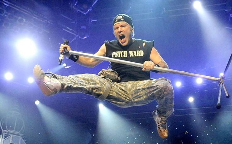 Bruce Dickinson, vocalista da banda Iron Maiden, em um show em Cingapura em 2013 (picture alliance/ANN / The Straits Time)