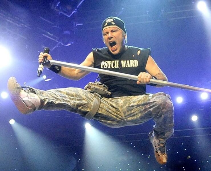 Bruce Dickinson, vocalista da banda Iron Maiden, em um show em Cingapura em 2013 (picture alliance/ANN / The Straits Time)