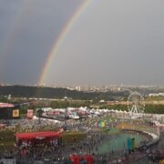 Arco-íris no Lollapalooza 2025 no Autodrómo de Interlagos (Divulgação)