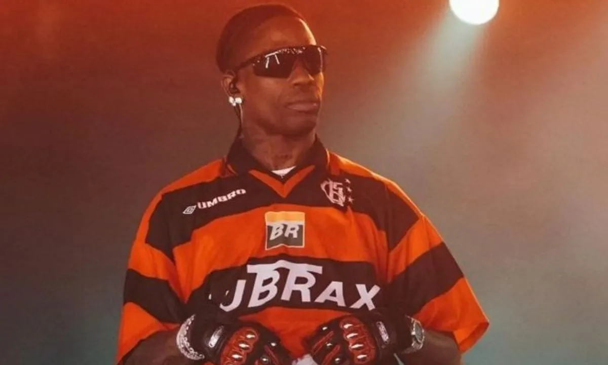 Travis Scott usa camisa do Flamengo durante show no Estados Unidos