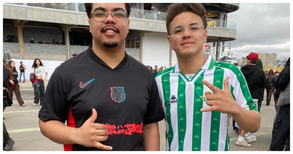 Os irmãos Luiz Fernando e Eduardo Oliveira com as camisas do catalão Barcelona e do espanhol Real Bétis (Yuri da BS)