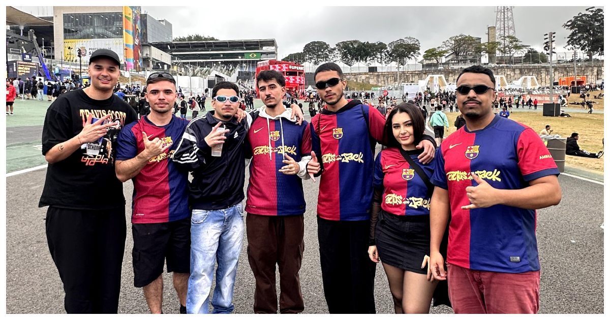 Fãs usam o combo Barcelona; óculos pode ser visto no quinto fã da esquerda para direita (Guilherme Lucio da Costa)