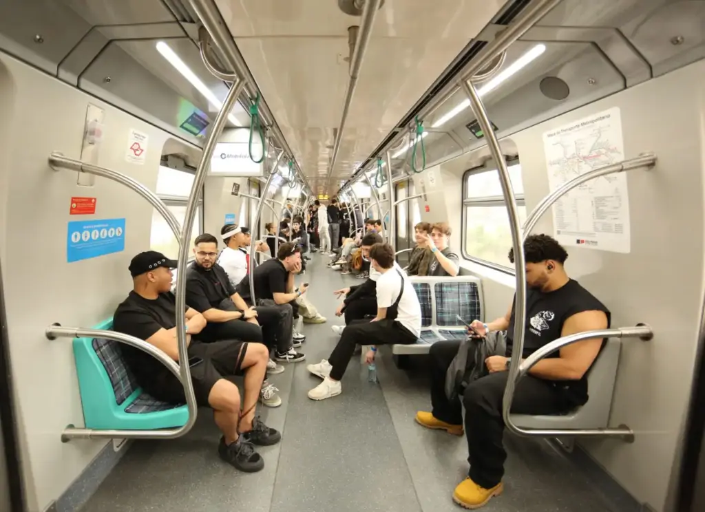 The Town 2025: afinal, até que horas vai o metrô? 1 Público indo de metrô para o The Town