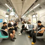 Público indo de metrô para o The Town