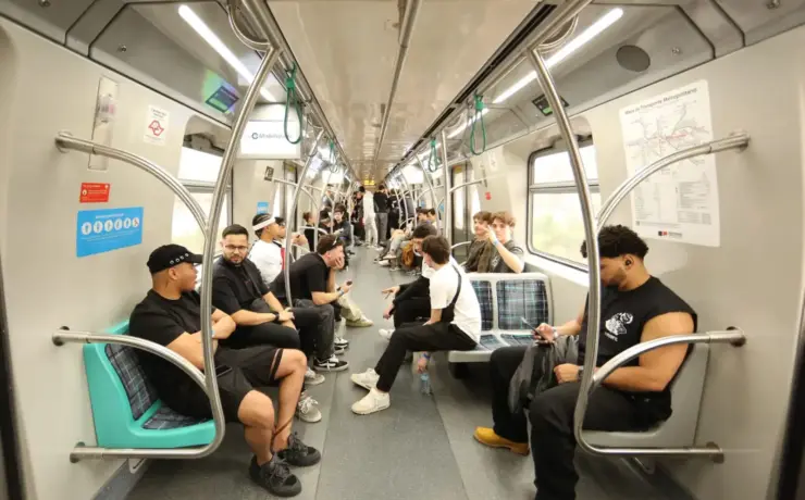 Público indo de metrô para o The Town