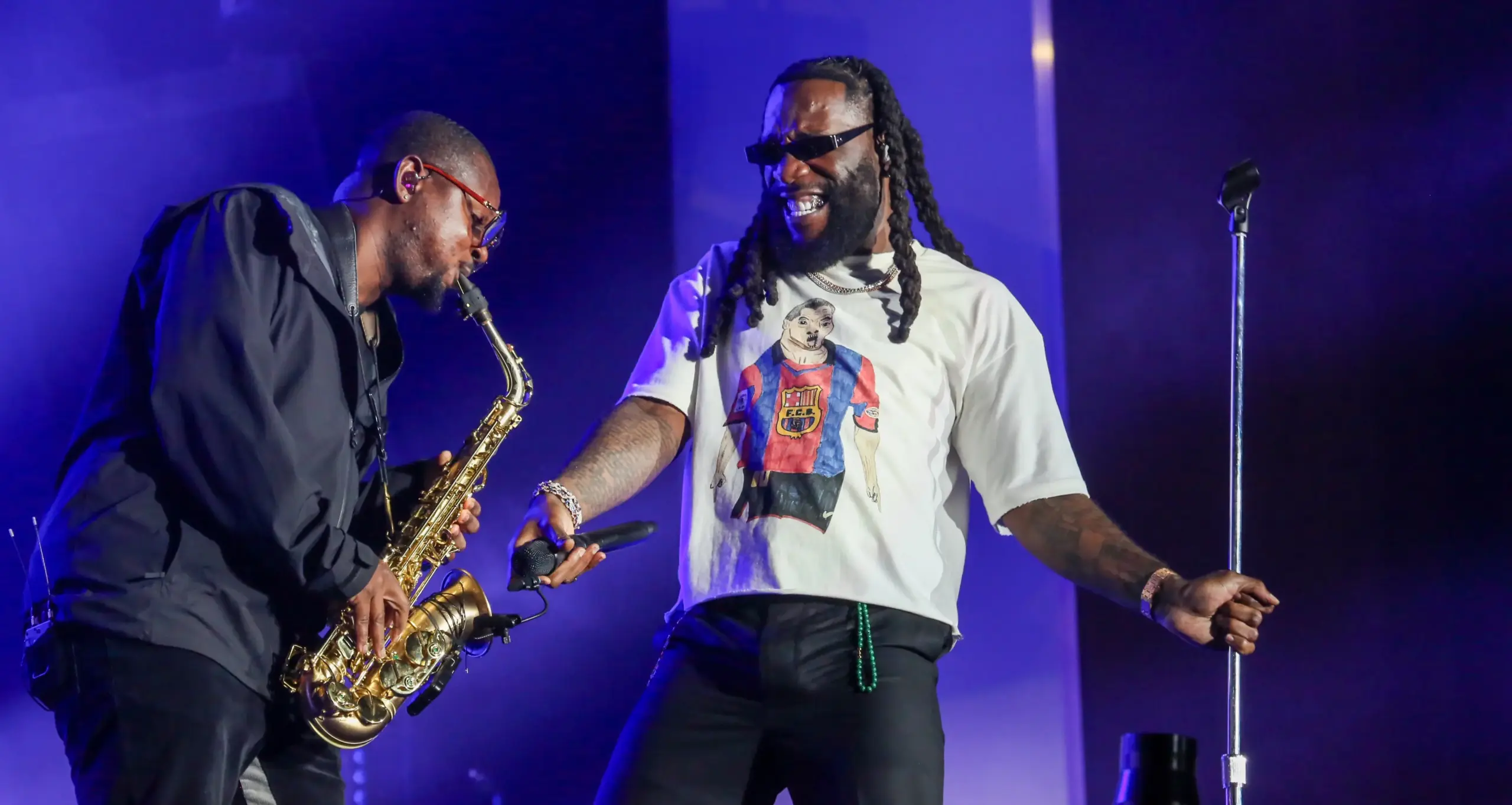 Burna Boy faz mais que fumaça e homenageia Rivaldo no The Town