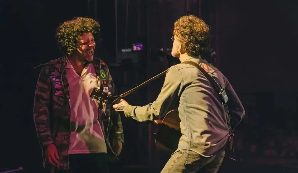 Nando Reis e Chico Chico celebram Cássia no Coala 2025 1 Chico Chico e Nando Reis tocam Cássia Eller no Coala 2025. Reprodução Instagram