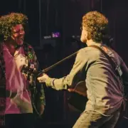 Chico Chico e Nando Reis tocam Cássia Eller no Coala 2025. Reprodução Instagram