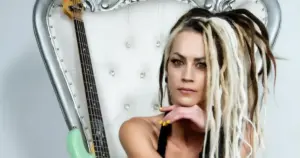 Tanya O’Callaghan: conheça a baixista de Bruce Dickinson no The Town