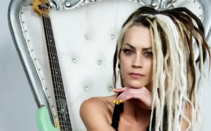 Tanya O’Callaghan: conheça a baixista de Bruce Dickinson no The Town