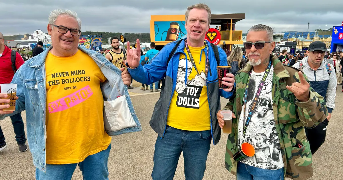 fãs do Sex Pistols meio putos, meio felizes no The Town