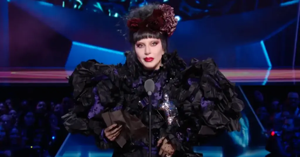 VMA 2025: Lady Gaga faz rápido discurso após vencer prêmio; saiba o motivo 1 Lady Gaga venceu o prêmio de Artista do Ano do VMA 2025. Crédito: Reprodução.