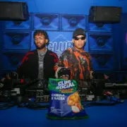 Kenan e Kel, da Submundo 808, no estande de Club Social Snack (Sidinei Lopes/Observadordaimagem/Billboard)