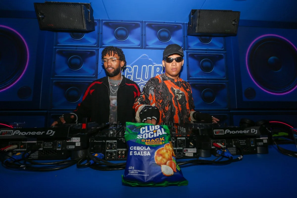 Kenan e Kel, da Submundo 808, no estande de Club Social Snack (Sidinei Lopes/Observadordaimagem/Billboard)