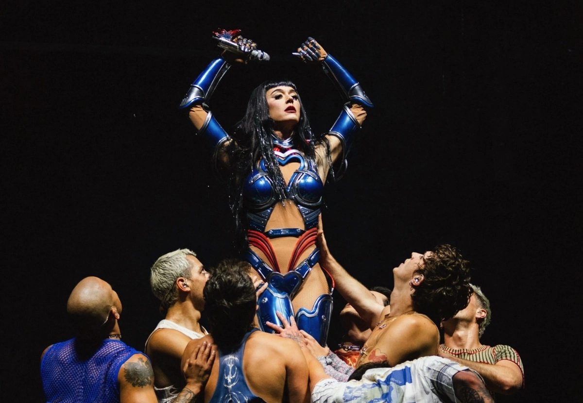 Katy Perry e os bailarinos da “Lifetimes Tour” (Cynthia Parkhurst)