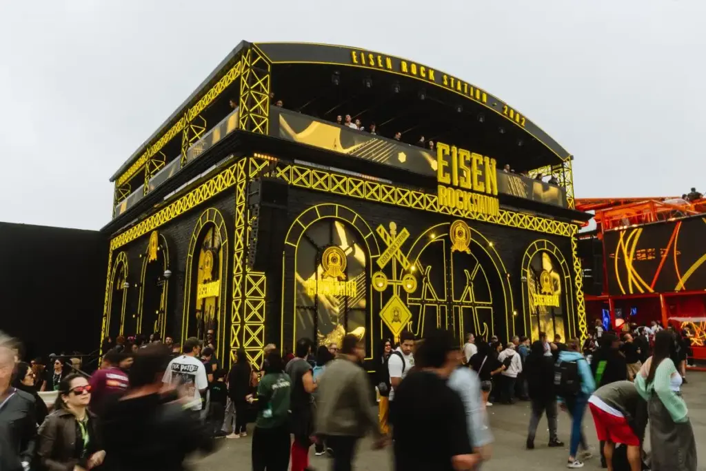The Town: Eisenbahn reforça conexão com público do rock com ativação imersiva 1 A Eisen Rock Station se destaca no Palco Skyline no The Town (Divulgação)