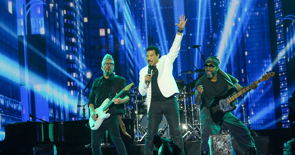 Lionel Richie interrompe show de abertura da turnê após mal-estar