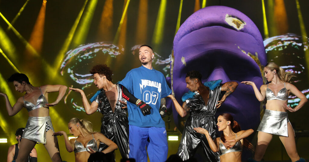 J Balvin no The Town 2025 (@observadordaimagem)