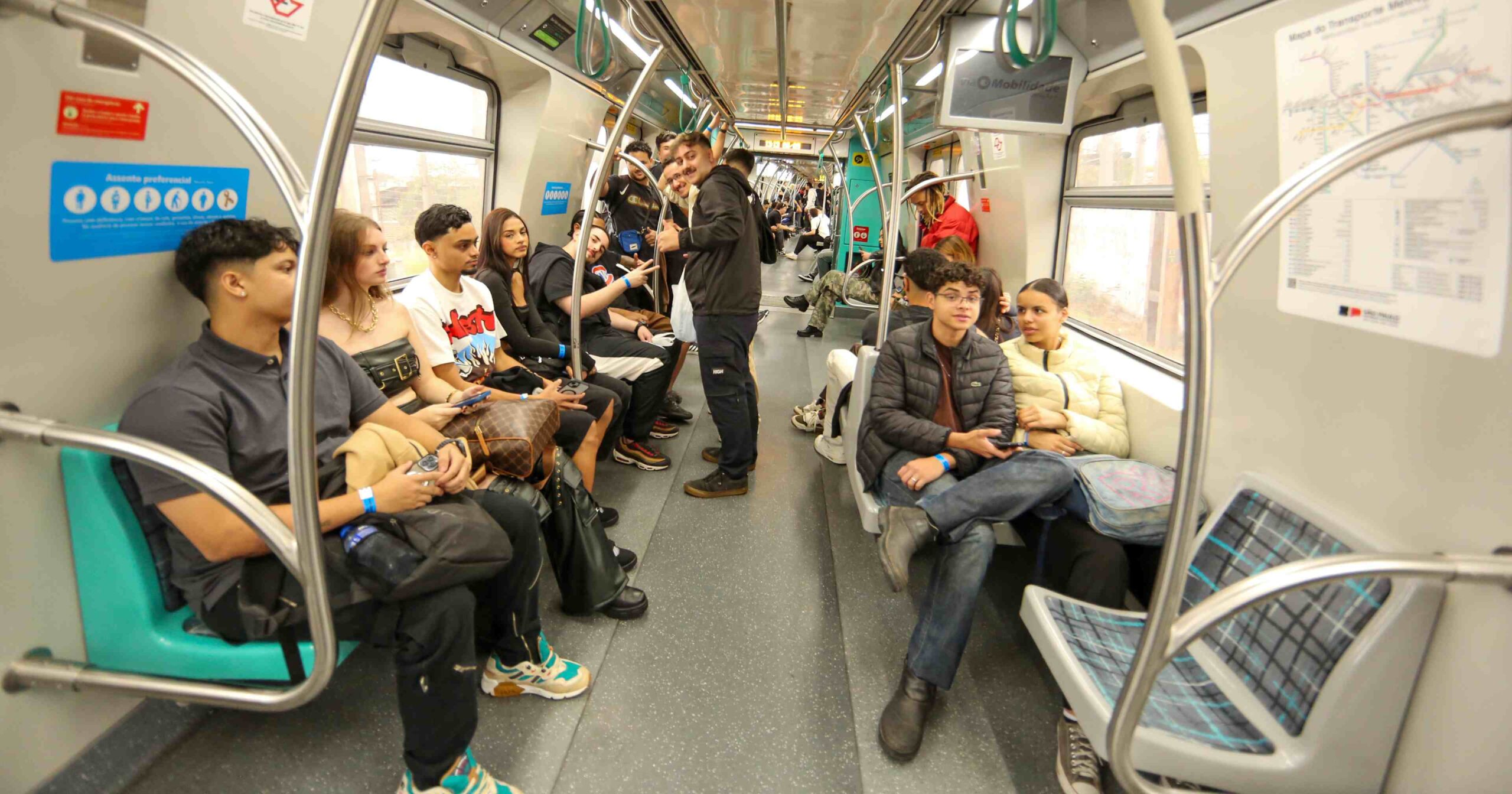 Jovens no transporte público (@observadordaimagem)