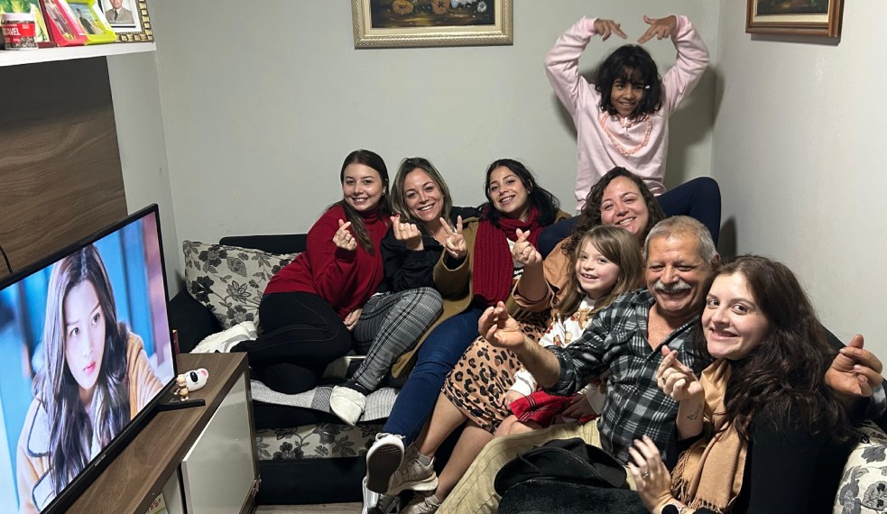 Luiz com a família reunida na sala para assistir K-dramas. Da esquerda para a difeita: Mari Gabriela, Luana, Lara, Renata, Mayara, Joana, Luiz Carlos e Mylena (Arquivo pessoal)