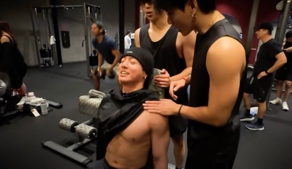 Jung Kook (sentado), RM e V, do BTS