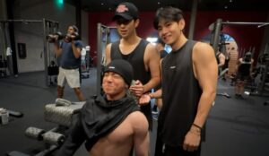 Jung Kook (sentado), RM e V, do BTS