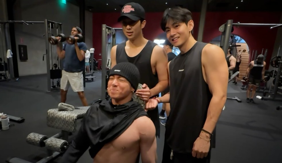 Jung Kook (sentado), RM e V, do BTS