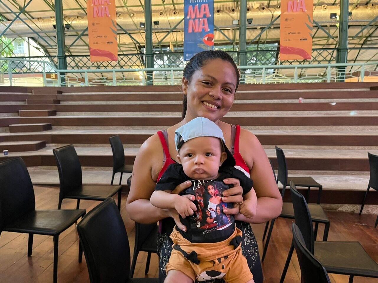 Anny Smille e o filho Zayan durante o Festival Mana