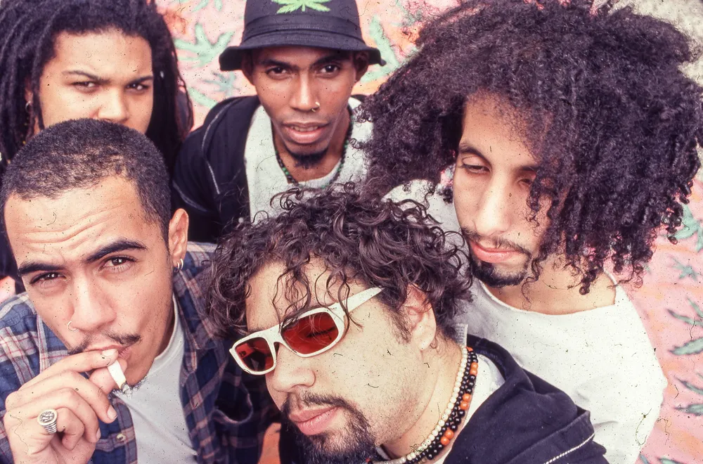 Planet Hemp no início dos anos 1990, com Marcelo D2 à frente e Skunk ao fundo (Daniela Dacorso)