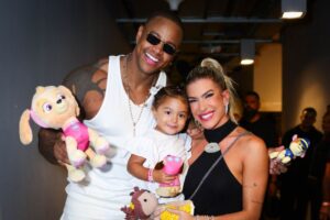 Léo Santana, a pequena Liz e Lore Improta