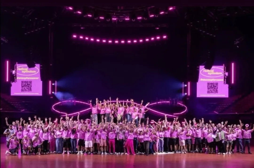 A equipe da turnê Radical Optimism, de Dua Lipa, se veste de rosa em apoio à American Cancer Society
