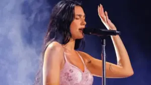 Dua Lipa veste Rosa para campanha contra o câncer (Divulgação)