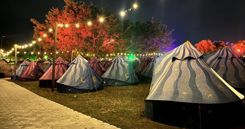 Tomorrowland Brasil vira mar de acampamentos: 'Troquei o hotel pelo Dreamville' 1 Acampamentos no DreamVille no Tomorrowlands Brasil 2025