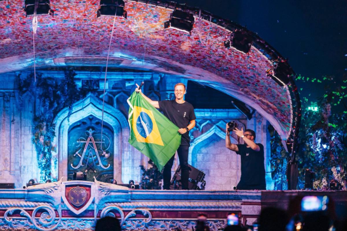 O DJ holandês Armin Van Buuren no palco do Tomorrowland Brasil em 2024. Divulgação.