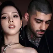 Jisoo, do BLACKPINK e Zayn Malik, ex-One Direction. (Crédito: Divulgação)