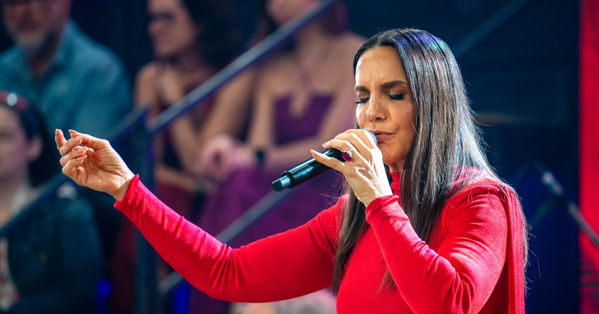 Ivete Sangalo canta emocionada no Altas Horas especial Caetano Veloso (Divulgação/TV Globo)
