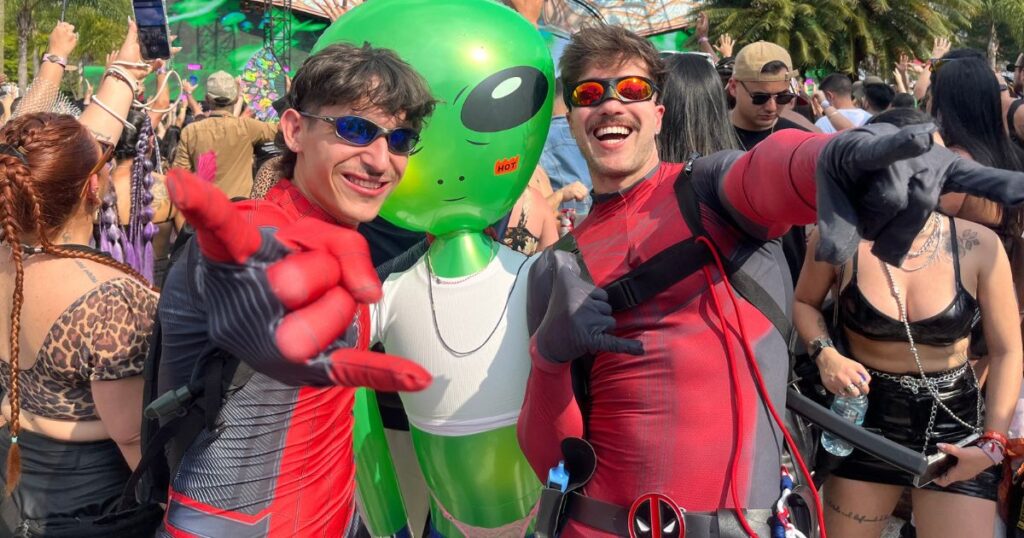 Público mostra criatividade nos looks do Tomorrowland Brasil 1 Emmanuel e Felipe no Tomorrowland Brasil (Foto - Vitória Zane)