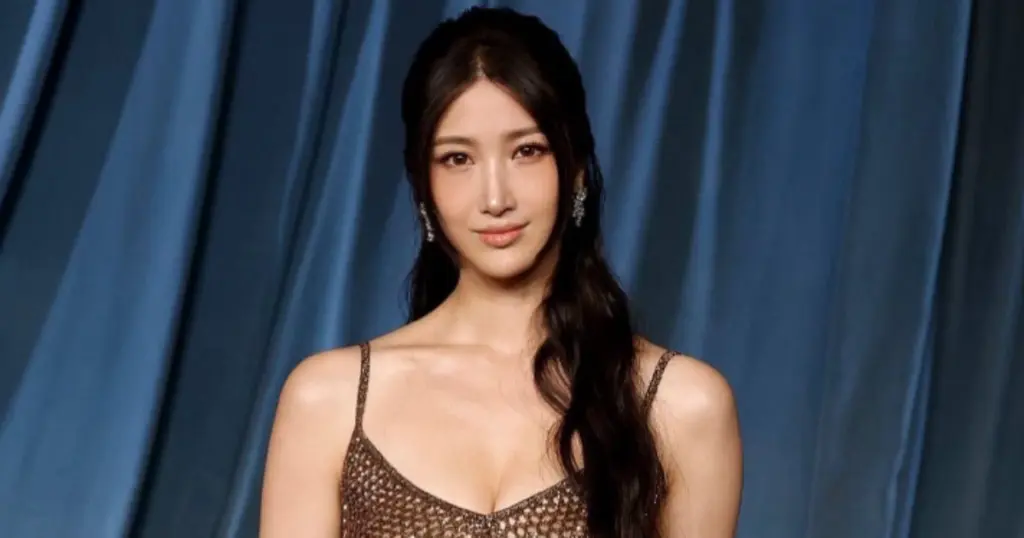 Quem é EJAE, compositora e voz do hit 'Golden' que venceu o Globo de Ouro 1 EJAE compôs 'Golden', hit de 'Guerreiras do K-pop' (Divulgação/YouTube)