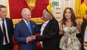 Anitta com Rei Charles e Cacique Raoni