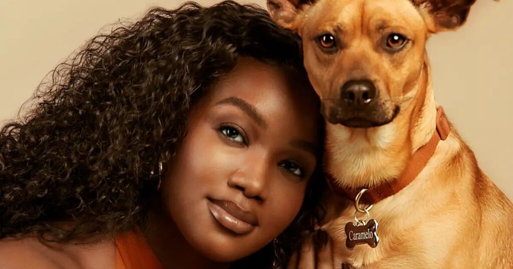 Entenda a relação de IZA com o filme 'Caramelo' 1 IZA e Amendoim em 'Doce Feito Caramelo' (foto - divulgação)