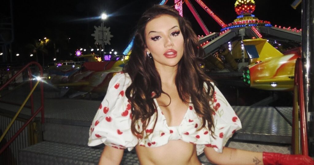 VIVI mergulha em R&B e bossa nova no EP de estreia; veja detalhes 1 A cantora VIVI 'estreou' com EP