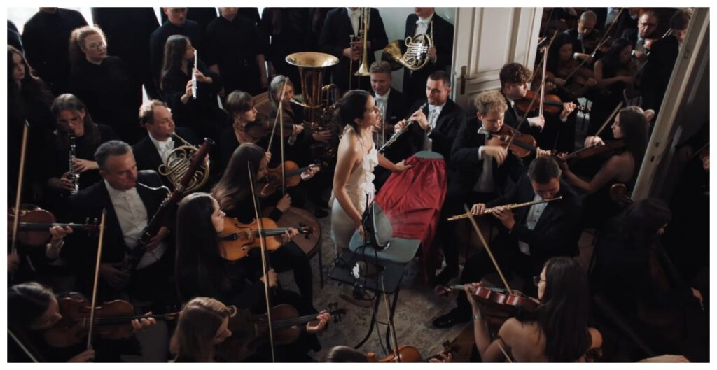 Björk elogia Rosalía após lançamento de 'Berghain' 1 Rosalía em cena do clipe de "Berghain" (Reprodução)