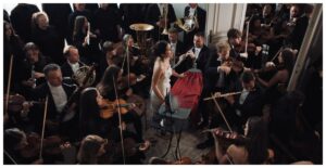 Rosalía em cena do clipe de "Berghain" (Reprodução)