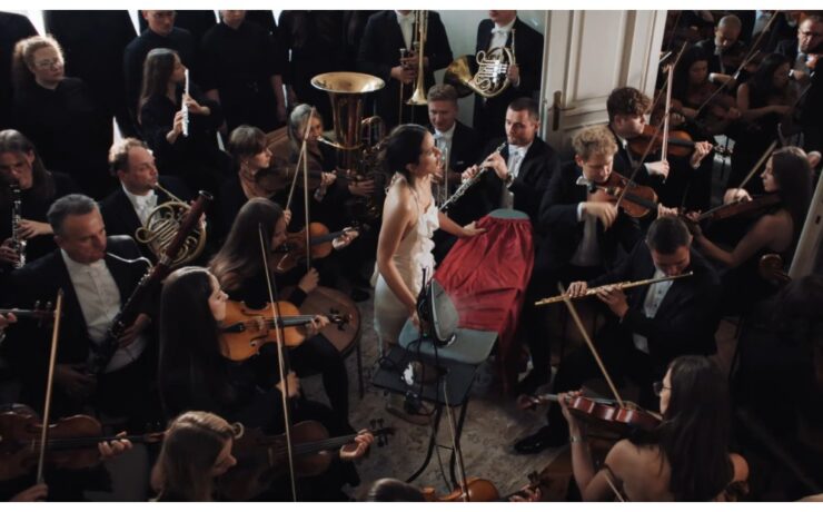 Rosalía em cena do clipe de "Berghain" (Reprodução)