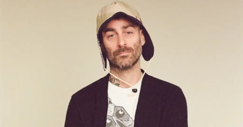 Mike Kinsella, também conhecido como Owen