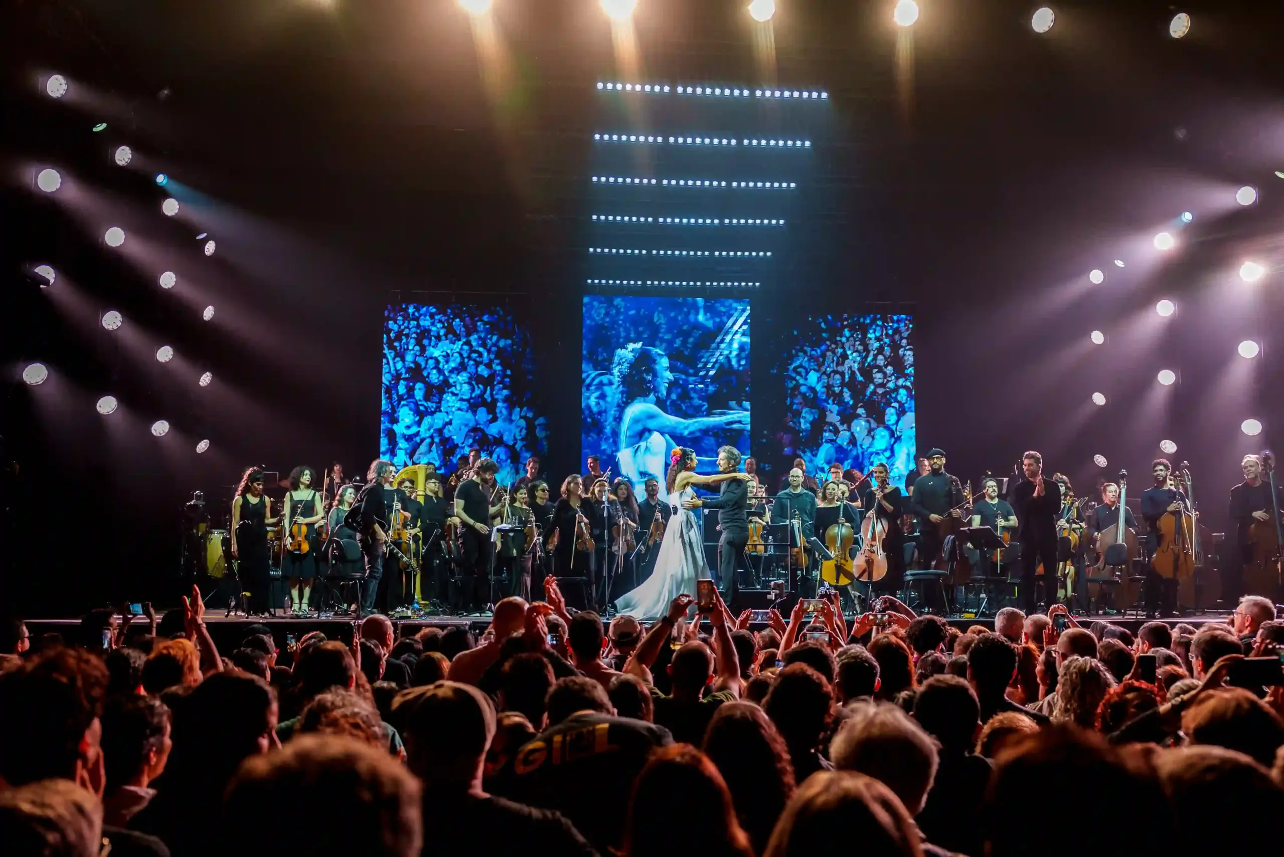 Marisa Monte abraça o maestro André Bachur após show no Rio de Janeiro (@matiasmaxxx)