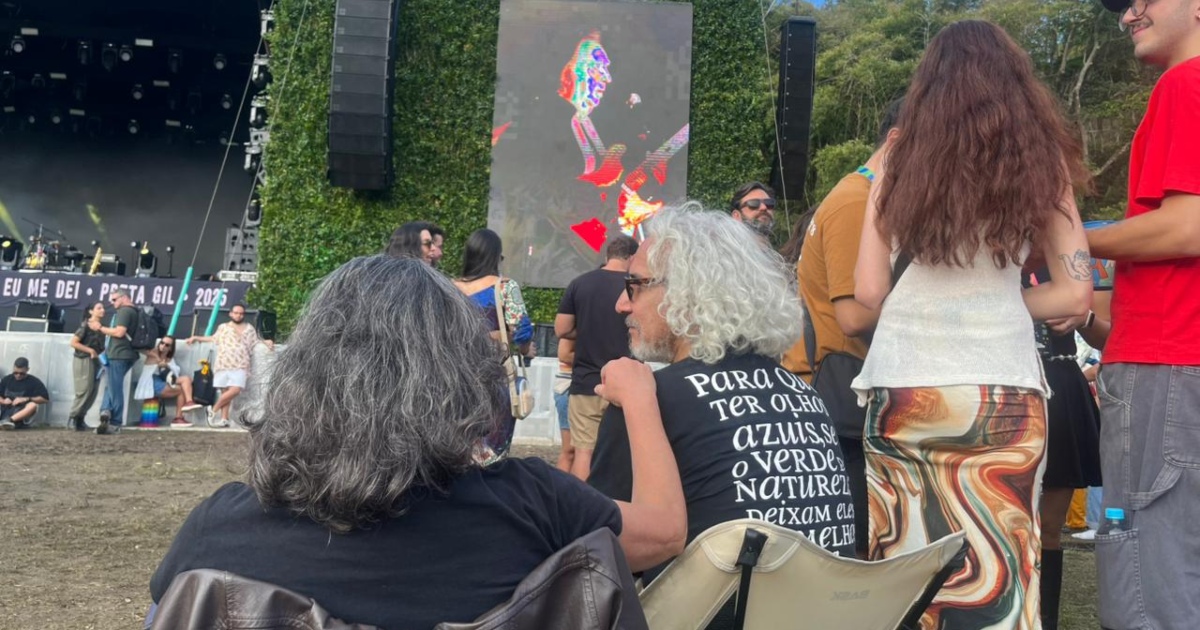 Casal aproveita momentos de nostalgia nos riffs de Sérgio Dias (Davi Maia)