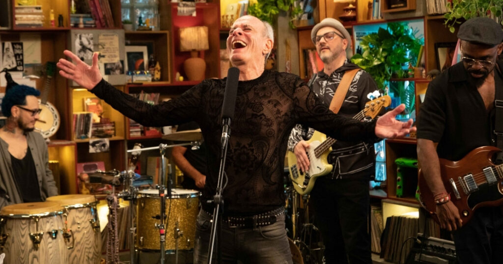 Ney Matogrosso celebra 50 anos de carreira no Tiny Desk Brasil; assista 1 Ney Matogrosso canta no Tiny Desk Brasil